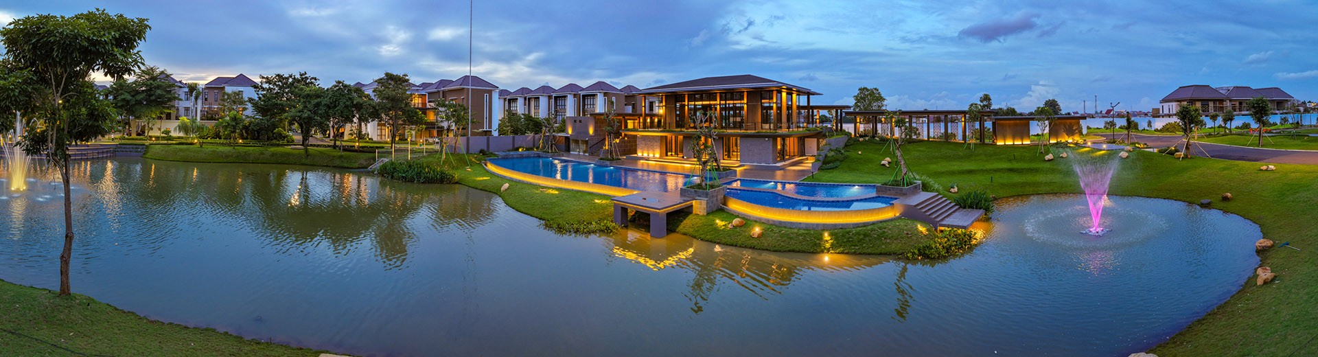 Soultan 18 signature residence overlooking the illuminated lake at dusk